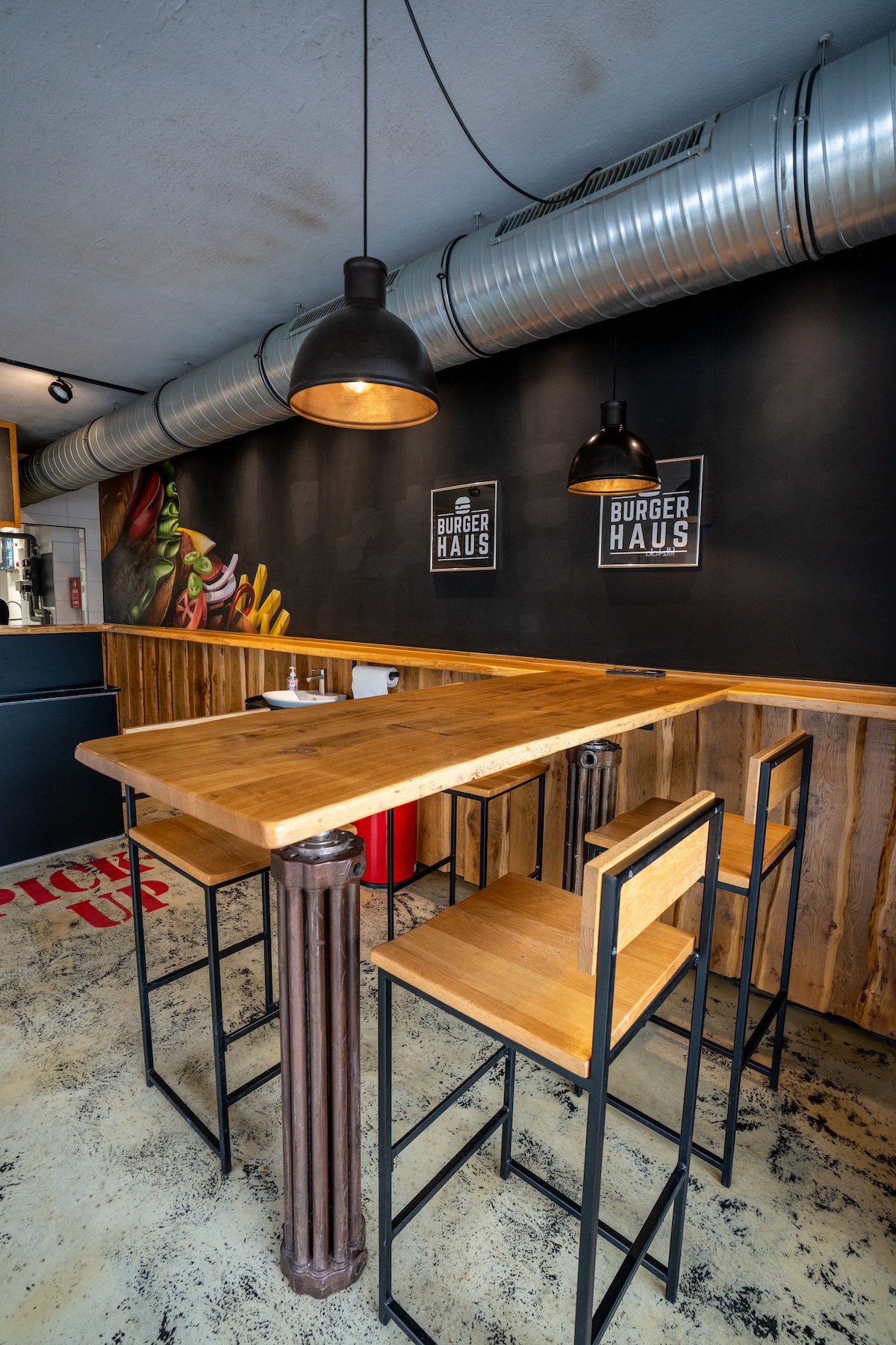 Gourmet Burger auf dunklem Schieferstein