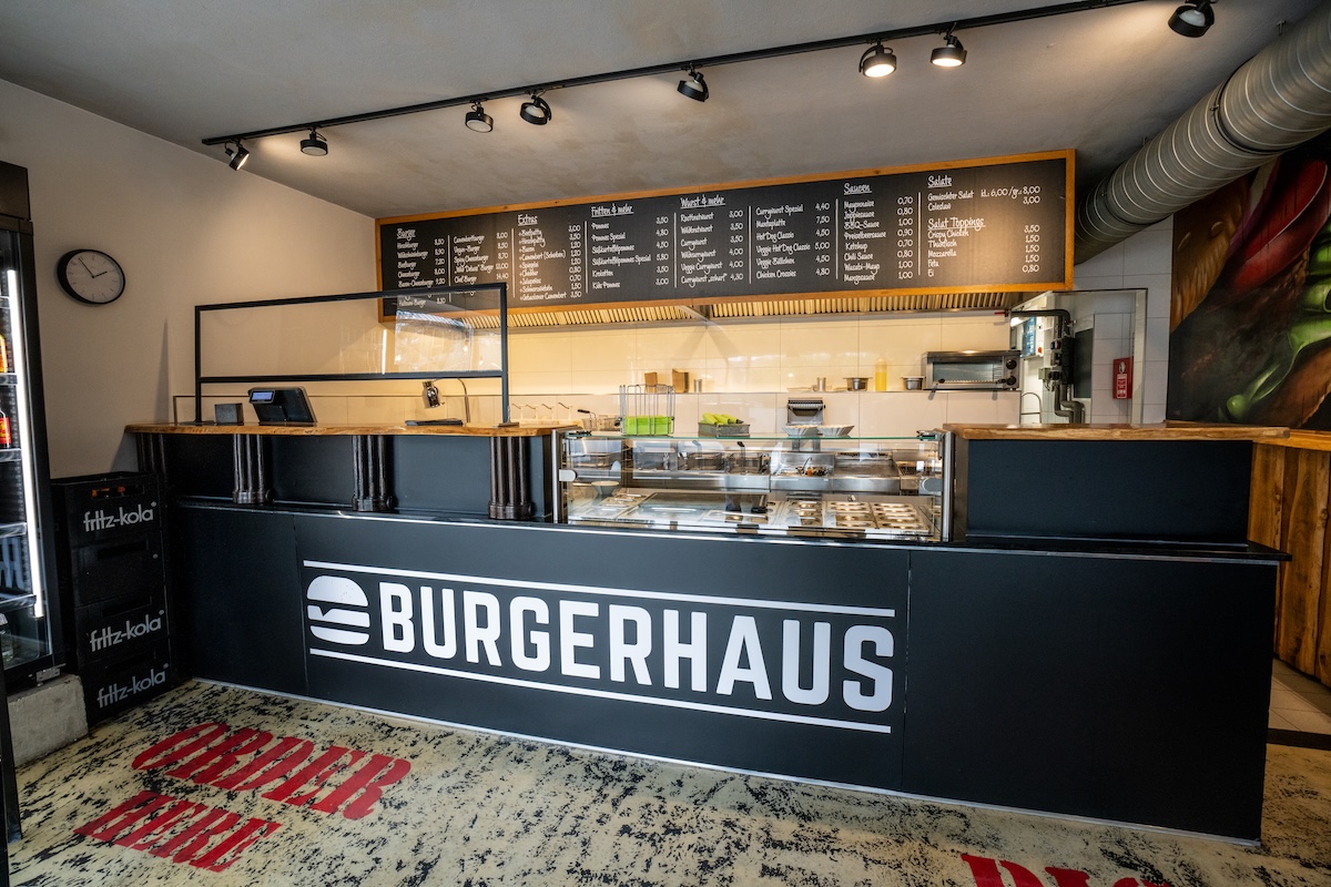 Nahaufnahme eines saftig belegten Burgers